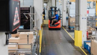 Schubmaststapler von Linde Material Handling im Einsatz bei Siemens